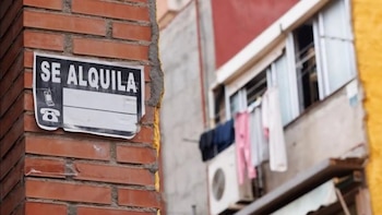 Un hombre alquila una vivienda,