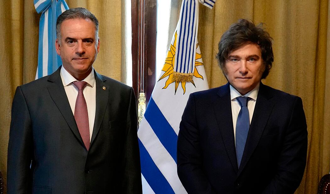 El presidente de Uruguay, Yamandú Orsi, junto al presidente argentino Javier Milei (Presidencia)