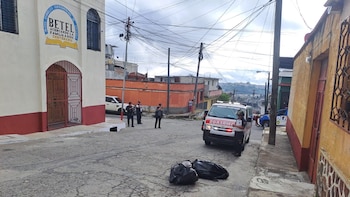 Socorristas localizan dos cuerpos en bolsas en la colonia Juana de Arco, ciudad de Guatemala