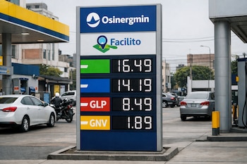 Tótem digital con precios de combustibles en estación de servicio. Logos de Osinergmin y Facilito. Autos y motos estacionados.