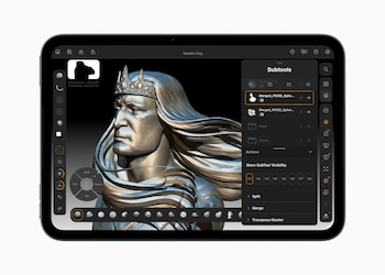 Una tableta digital horizontal muestra en pantalla una aplicación de edición gráfica con el busto de una figura y varios paneles de herramientas