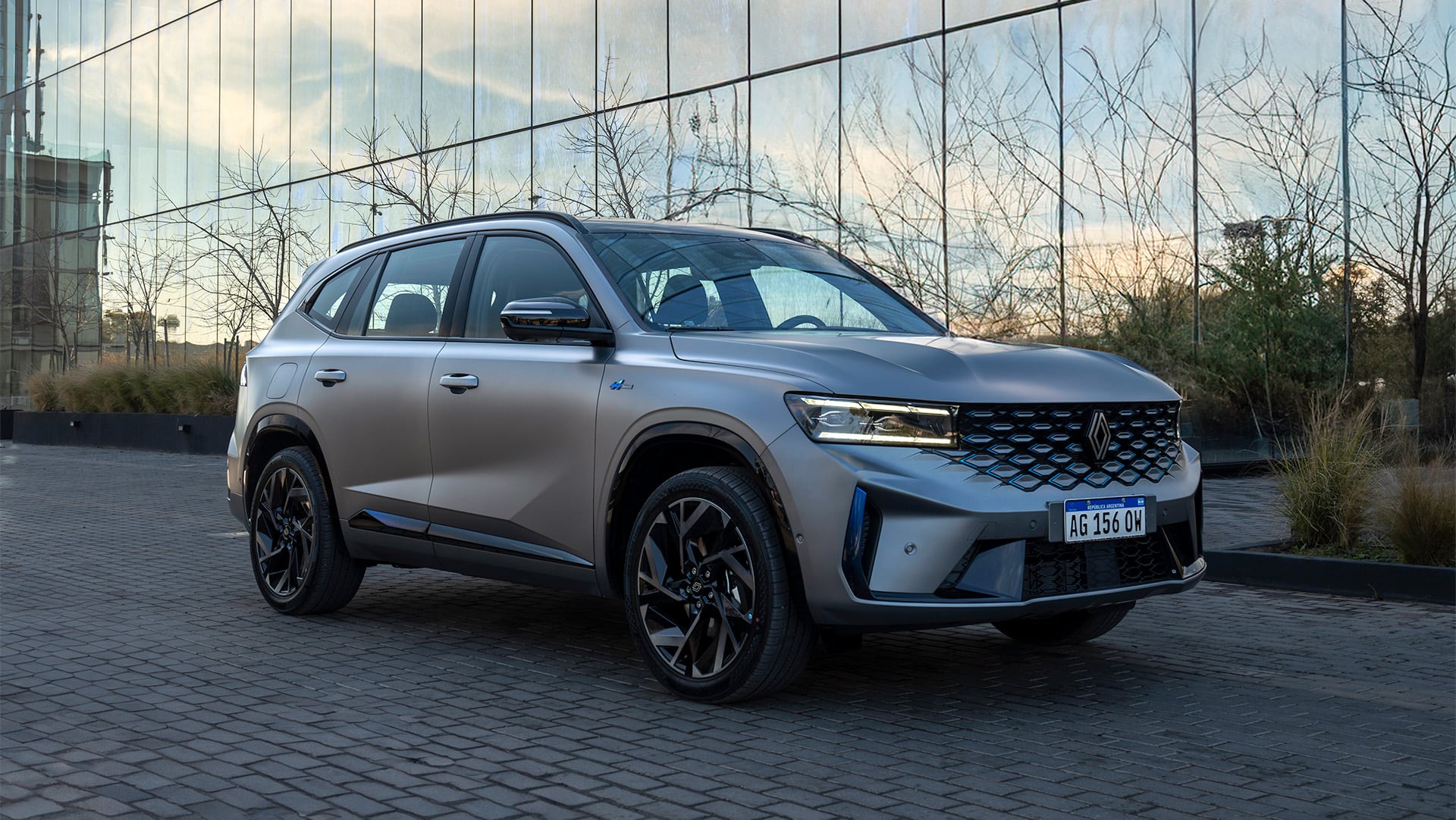 La imagen muestra un Renault Koleos, uno de los modelos importados que ingresa a Argentina con un arancel extrazona del 35% y una matriz impositiva que supera el 100% de su precio original.