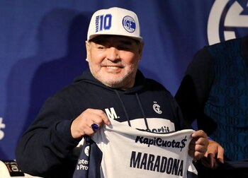 Diego Maradona durante su presentación