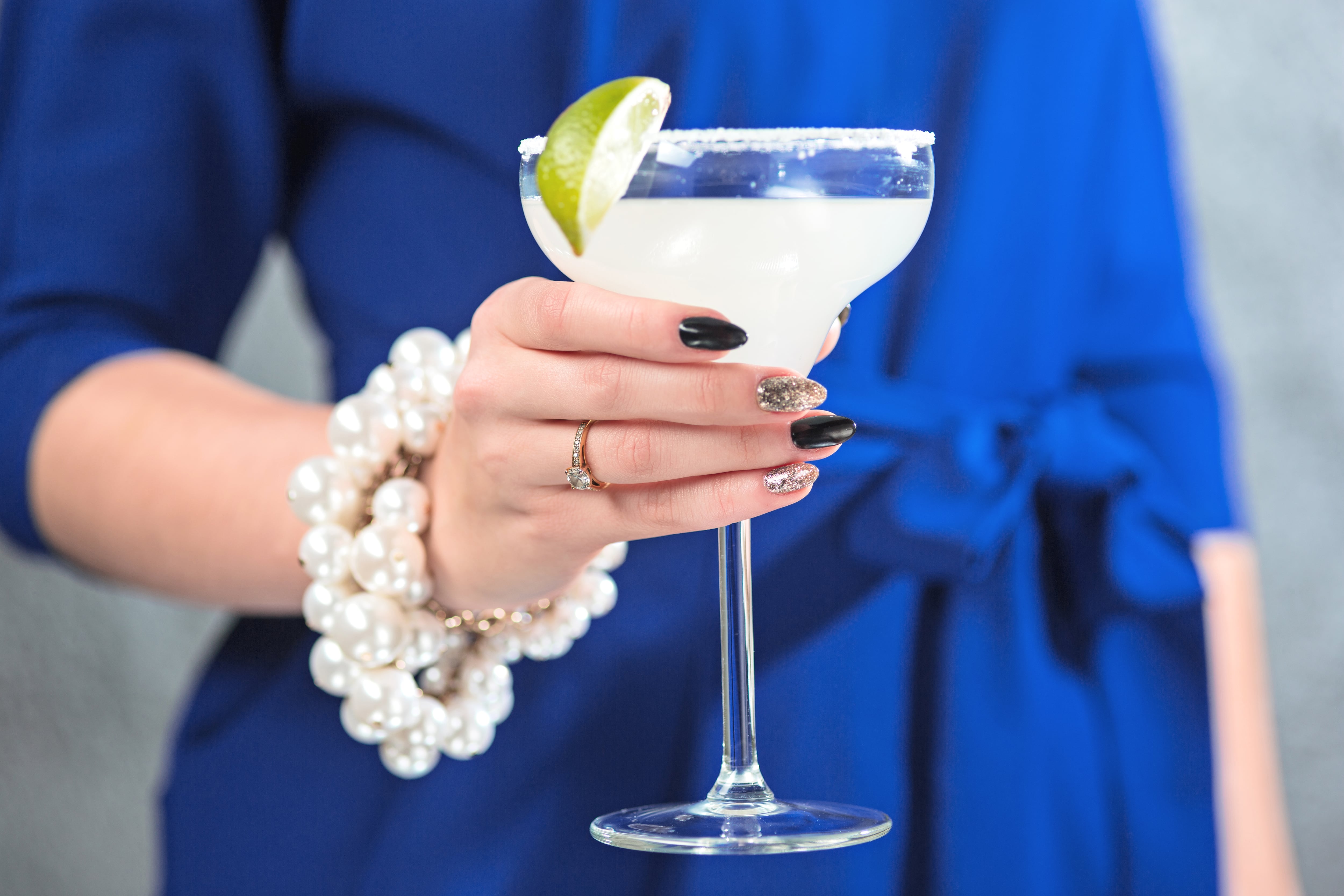 El Vodka Martini une vodka con vermú seco y se sirve con aceituna o cáscara de limón (Freepik)