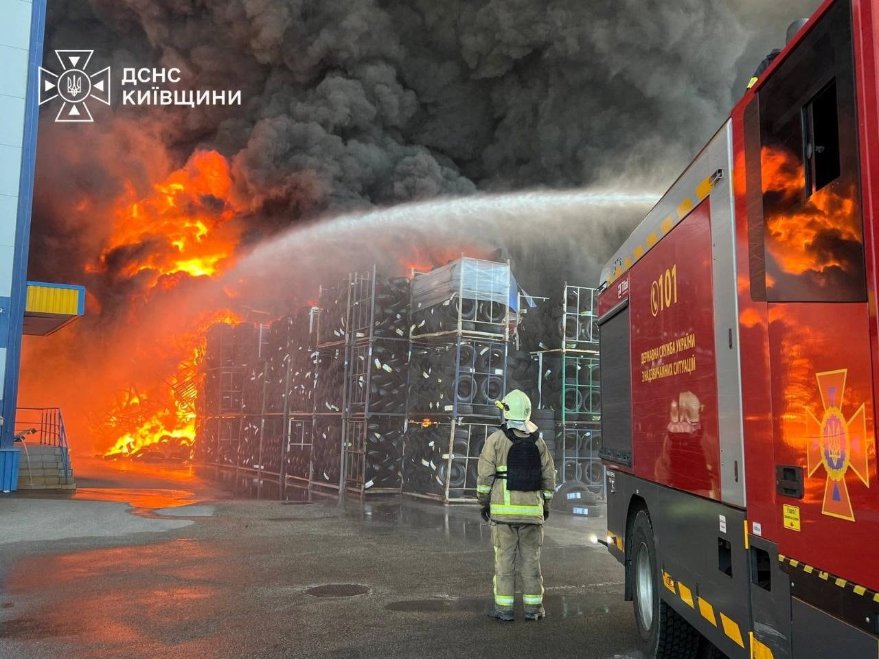 Un bombero trabaja en el lugar de un ataque con drones rusos en la región de Kiev, Ucrania. 29 agosto 2026. (Reuters)