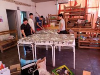 Los voluntarios acomodan las viandas