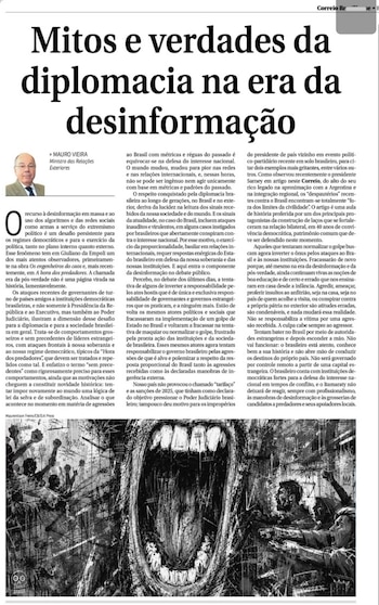 Ilustración de una boca abierta con dientes y figuras humanas de brazos levantados dentro, sobre un fondo abstracto en blanco y negro
