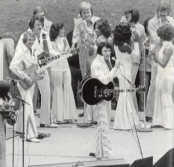 Elvis con coristas