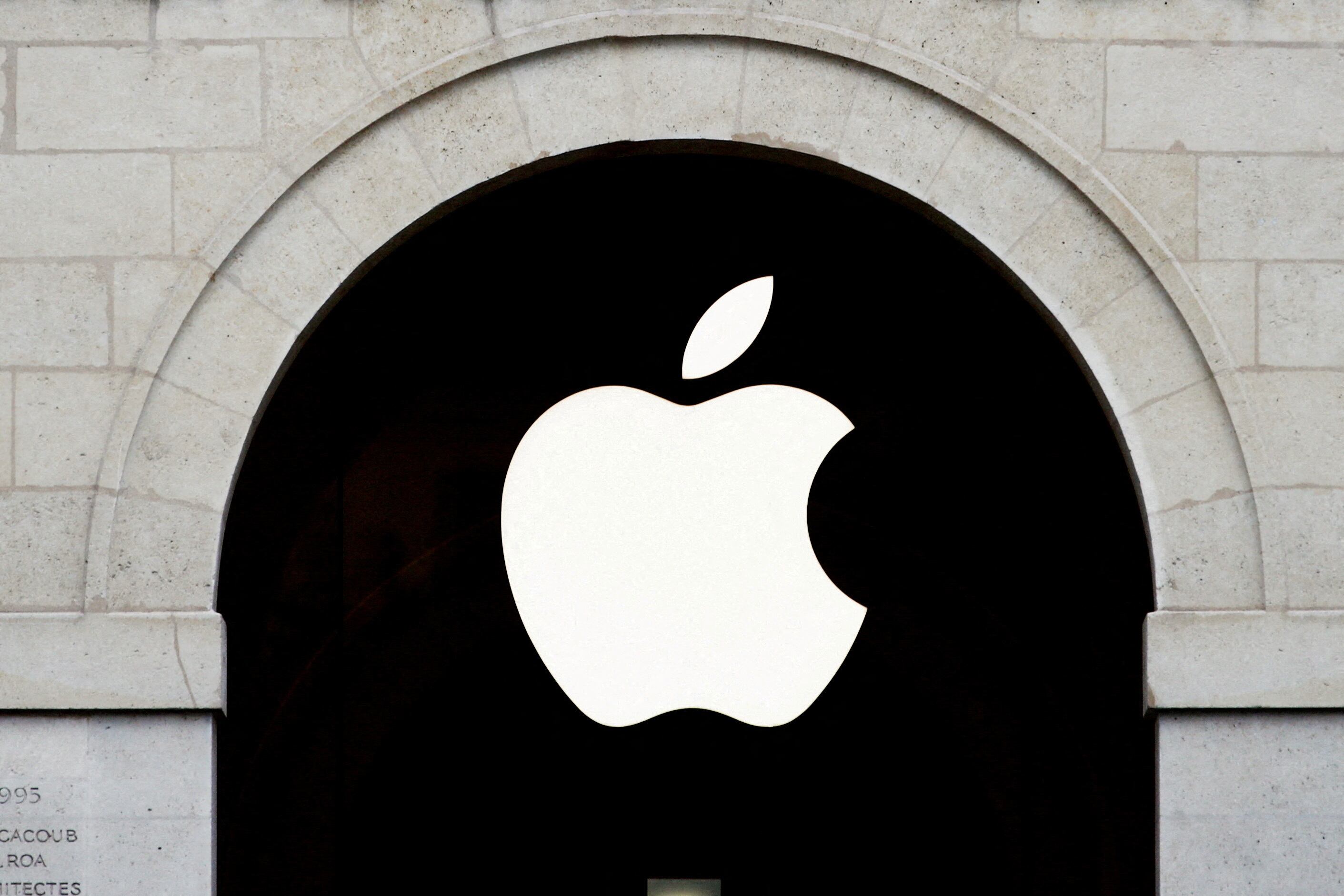 Apple espera que los datos sintéticos mejoren sus funciones con IA. REUTERS/Gonzalo Fuentes/File Photo