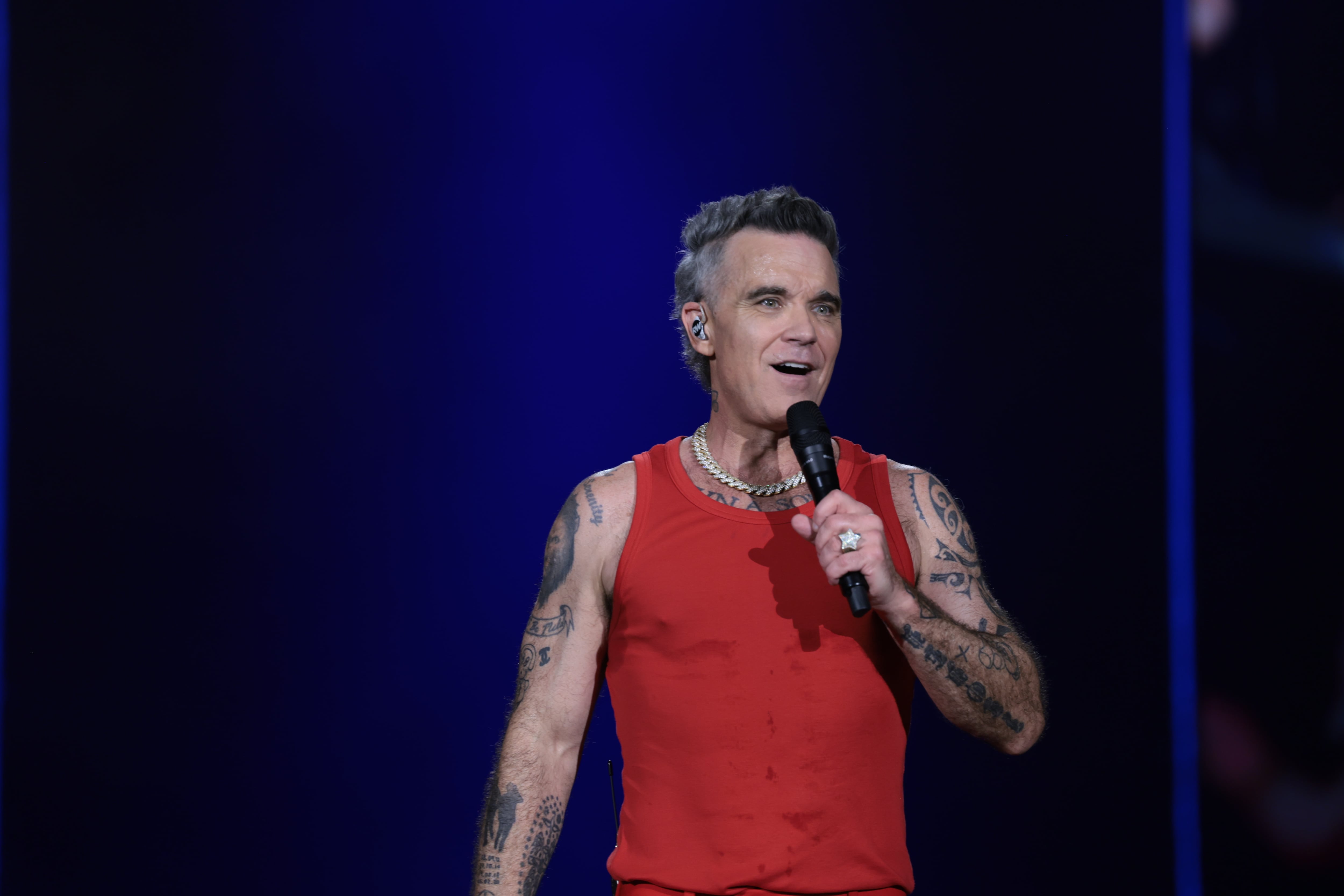 Robbie Williams dijo en 2018 que cantar “Angels” en vivo le resultaba emocionalmente insoportable por su vínculo con el duelo de sus fans (EFE/Luis Tejido)