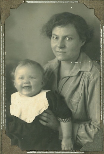 Elizabeth Janet junto a su