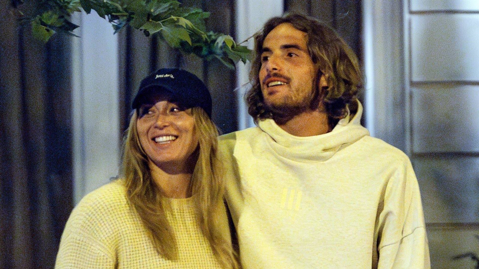 Paula Badosa y Stefanos Tsitsipas disfrutan de un paseo romántico por las calles de Madrid a 24 de Abril de 2024 en Madrid (España). (EUROPA PRESS).