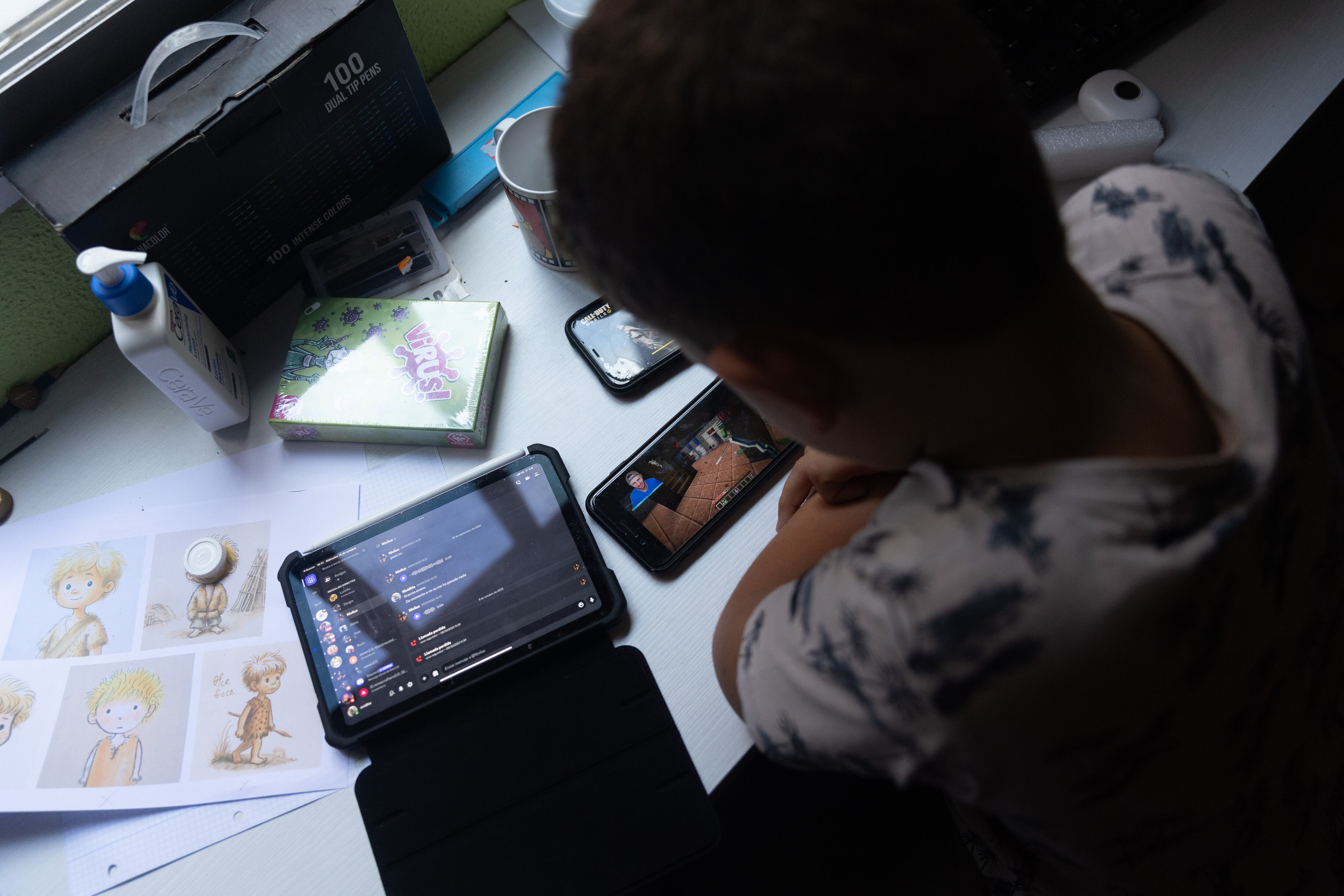 18/10/2023 Un niño usa el teléfono móvil y una tablet. (Eduardo Parra - Europa Press)