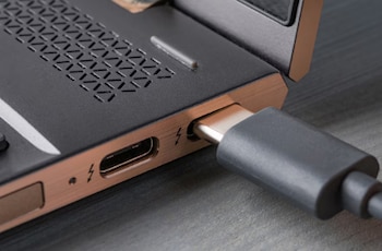 Laptops cuentan con un rayo en las entradas de su puerto USB C.