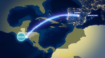 Mapa estilizado nocturno de Centroamérica y península ibérica con una línea luminosa que conecta El Salvador (logo Iberojet), Madrid y Barcelona.