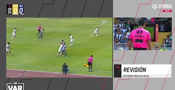 El puñetazo de Paulo de la Cruz a Mateo Antoni fue revisado por el VAR. - captura: L1 MAX