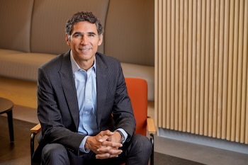 Andrés Tahta, Director de Partners para Latinoamérica en AWS, quien junto a Laura Márquez, coincidieron en que la nube y la IA democratizan la innovación, impulsando a empresas de todos los tamaños a competir con procesos conectados, eficientes y orientados al usuario