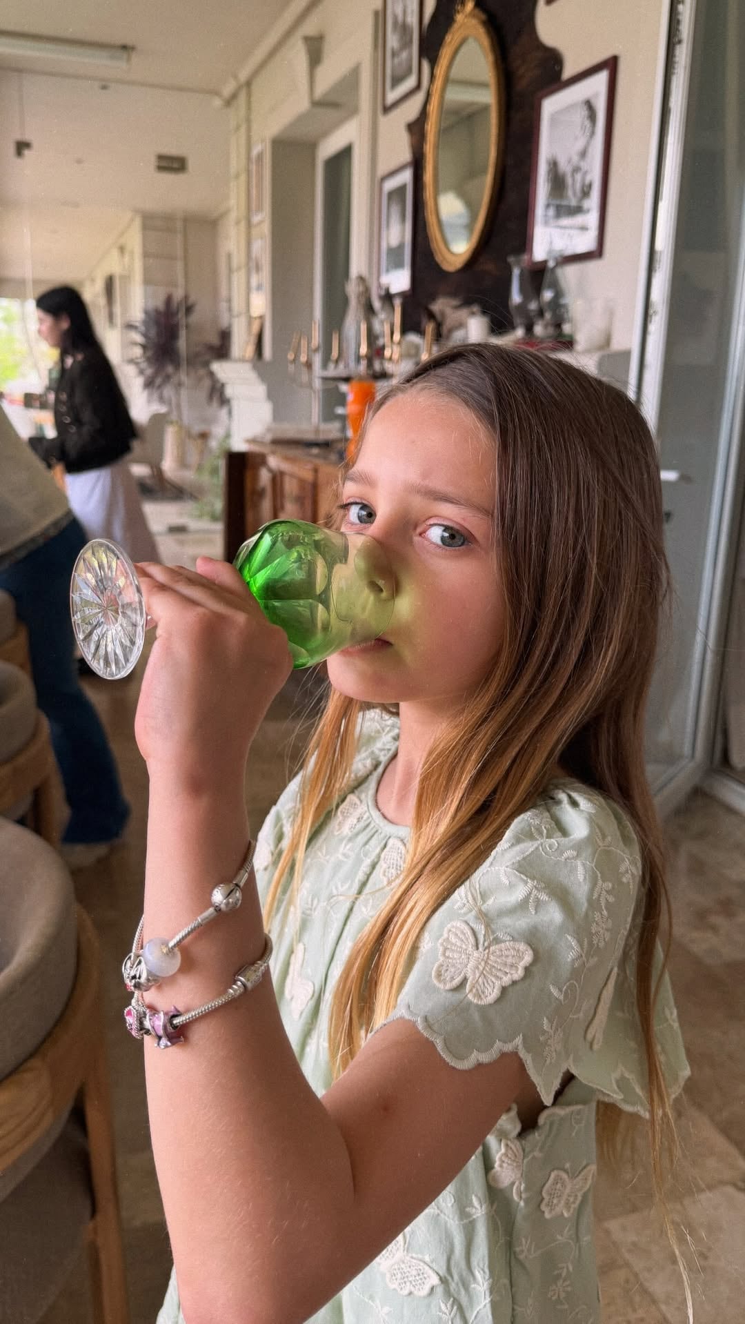 Magnolia, la hija de Suárez y Benjamín Vicuña, eligió un vestido con mariposas bordadas