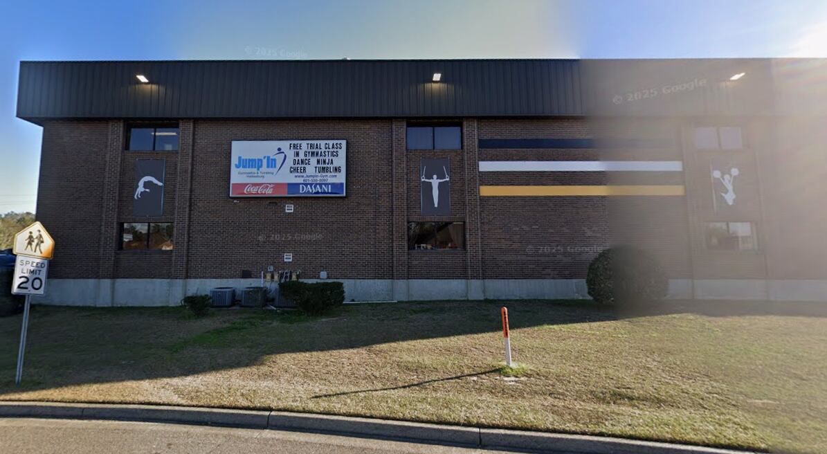 El dispositivo permaneció activo en el baño del estudio de Purvis durante casi cinco meses sin que nadie lo detectara (Google Maps)