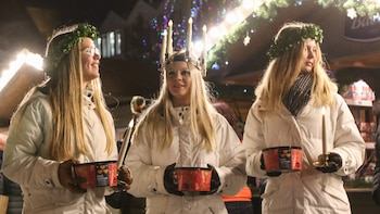 Jóvenes de Kalmar, Suecia, vestidas