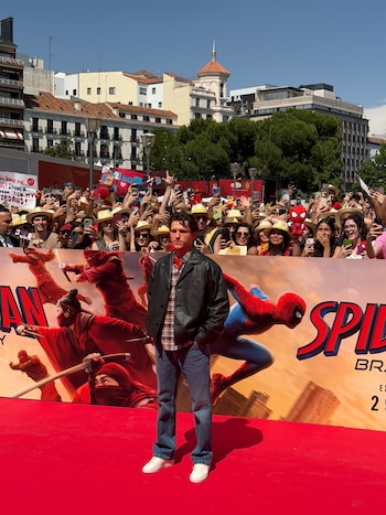 Tom Holland en la Plaza de Colón de Madrid (ANABEL GÓMEZ SALVADOR/INFOBAE).