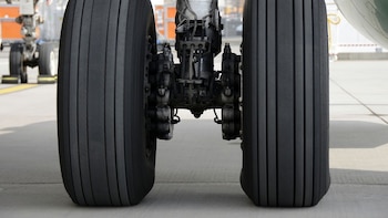Las ruedas de los aviones y los coches son muy distintas: estos son los motivos por los que se diseñan de forma totalmente diferente