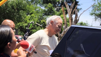 Con uniforme beige y en silencio, así salió Víctor Rodríguez Padilla del penal en Morelos