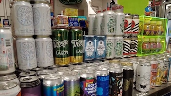 Un hombre de Filadelfia busca cervezas de los 48 países que participan en la Copa Mundial de la FIFA