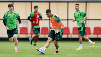 Por qué algunos jugadores de la Selección Mexicana se quedaron entrenando hasta las 11:30 de la noche tras empatar con Perú