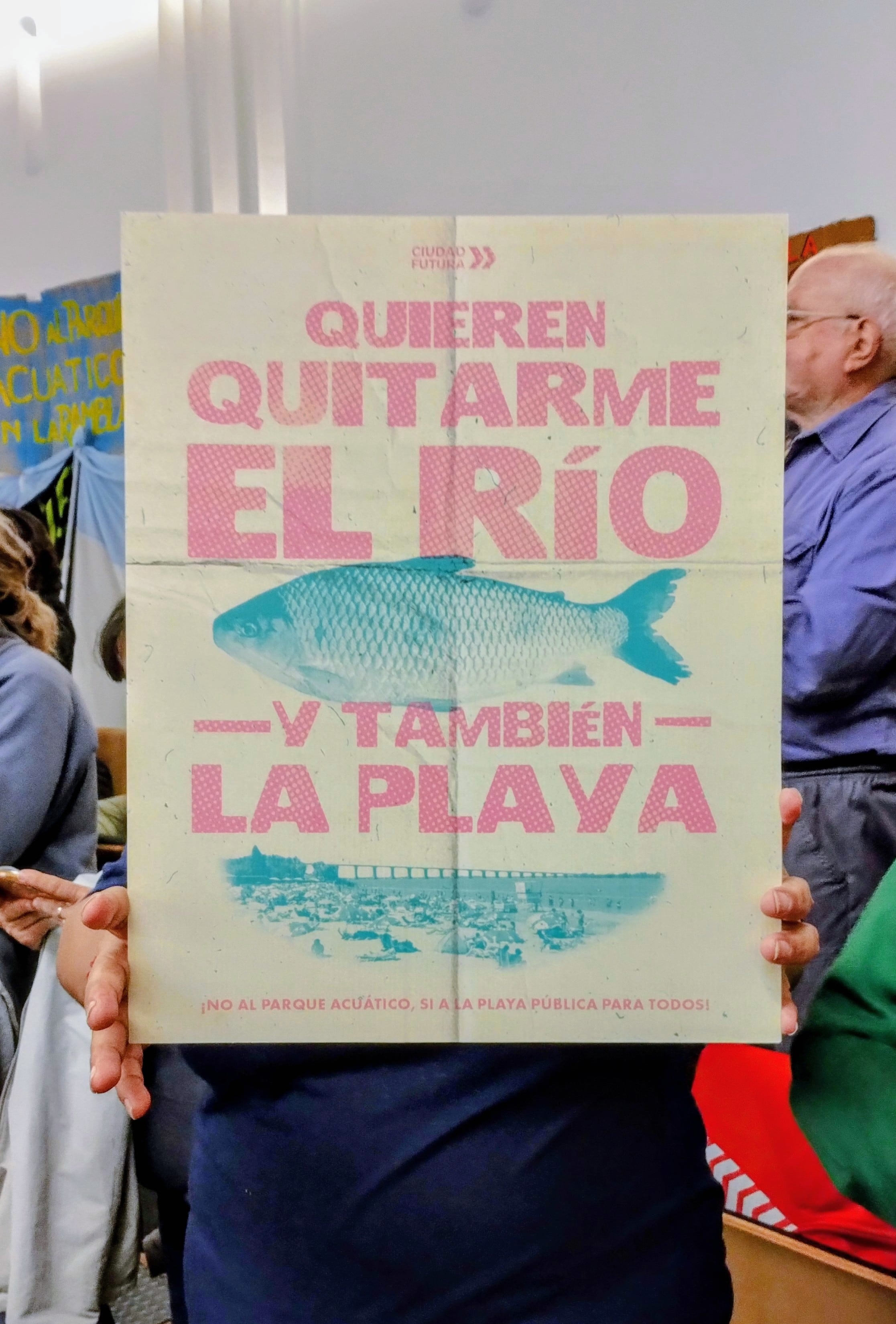 Un afiche con la letra de Bad Bunny, en el marco de la privatización de la costanera rosarina con el proyecto del Parque Acuático. (Bárbara Pistoia)