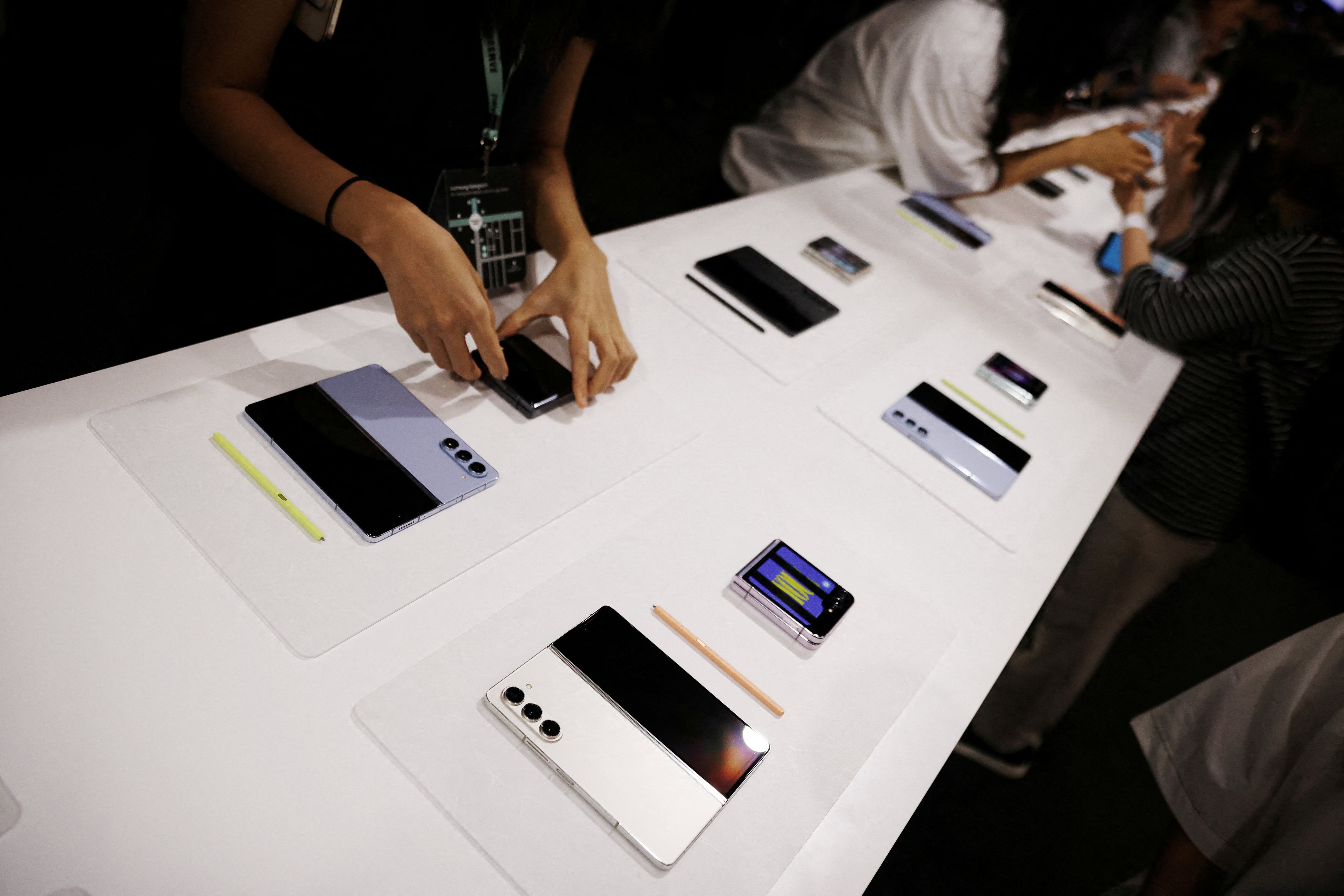 El tamaño de la descarga varía según el modelo: 300,85 MB en el Galaxy A55 y 380,07 MB en el Galaxy A56. REUTERS/Kim Hong-Ji