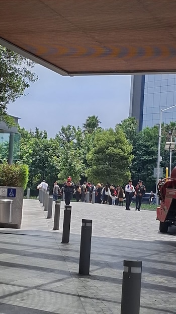 Las autoridades informaron que no se reportan personas lesionadas ni incidentes durante la evacuación en Santa Fe. (X/ @SGIRPC_CDMX)