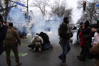 Se dispersan gases lacrimógenos mientras