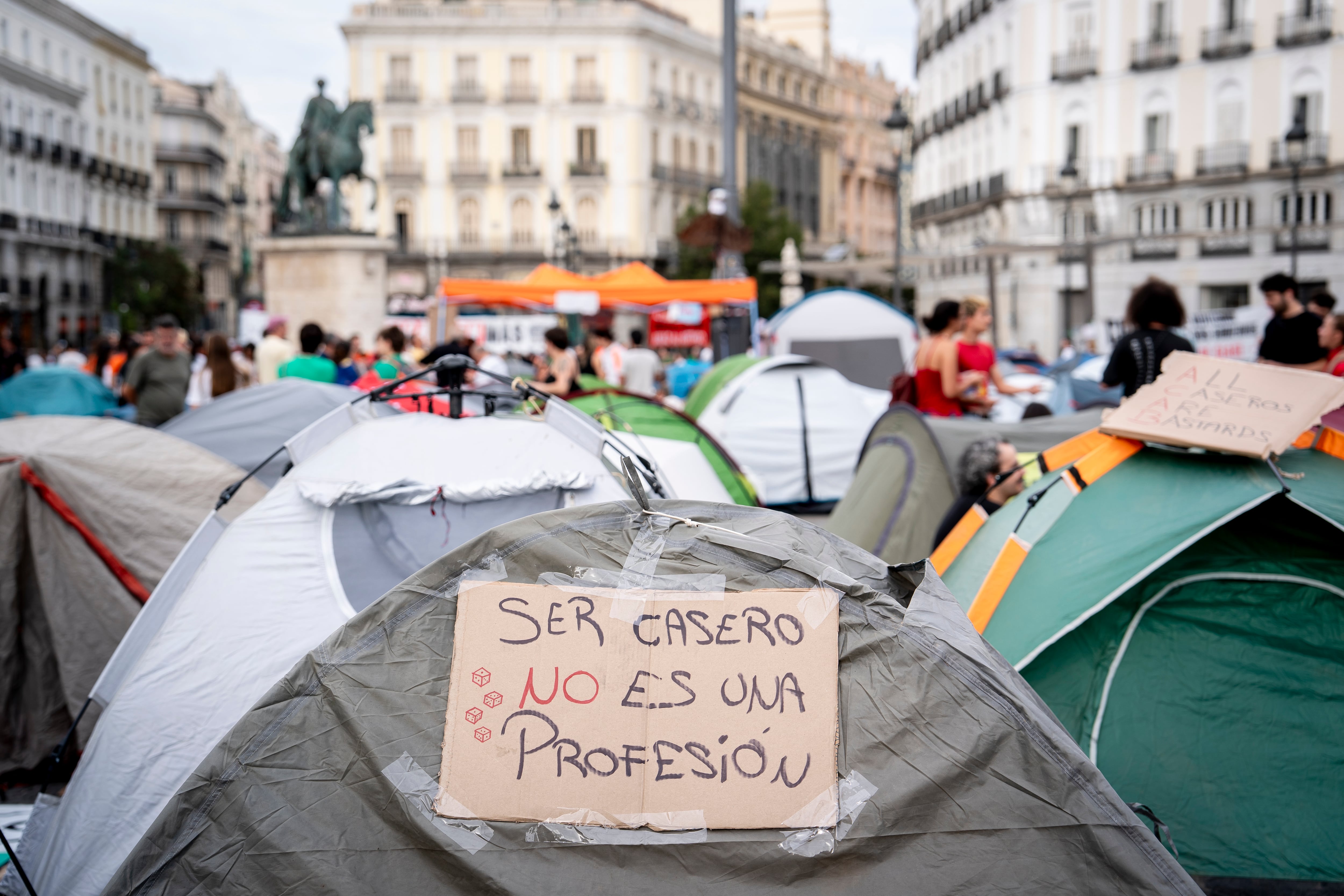 Pancarta vista en la acampada organizada en Sol tras el desahucio de Maricarmen y por la crisis de vivienda. (A. Pérez Meca / Europa Press)