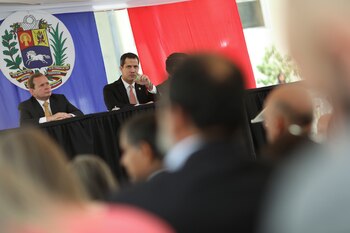 Guaido, ladeado por el primer