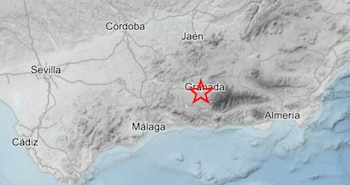 Mapa geográfico de Andalucía que muestra las provincias de Sevilla, Córdoba, Jaén, Cádiz, Málaga, Granada y Almería. Una estrella roja marca Granada