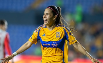 Lizbeth Ovalle de Tigres celebra un gol ante Chivas en foto de archivo de Miguel Sierra. EFE