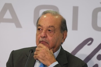 CIUDAD DE MÉXICO, 16OCTUBRE2019.- El ingeniero Carlos Slim Helú, ofreció una conferencia de prensa en la que informó que en total recaudaron dos mil 931 millones de pesos, de los cuales ya se pagaron 946.2, al tiempo que la fundación ya tiene comprometidos mil 75 millones en construcciones pendientes, además egresarán mil 900 millones de pesos para apoyar a las familias damnificadas, instituciones de salud, escuelas y hospitales. Se realizó en las oficinas de Grupo Financiero Inbursa. En la imagen, su hijo Carlos Slim Domit.
FOTO: GRACIELA LÓPEZ /CUARTOSCURO.COM