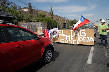 Los manifestantes bloquean la carretera