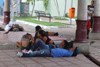 Migrantes permanecen en un parque