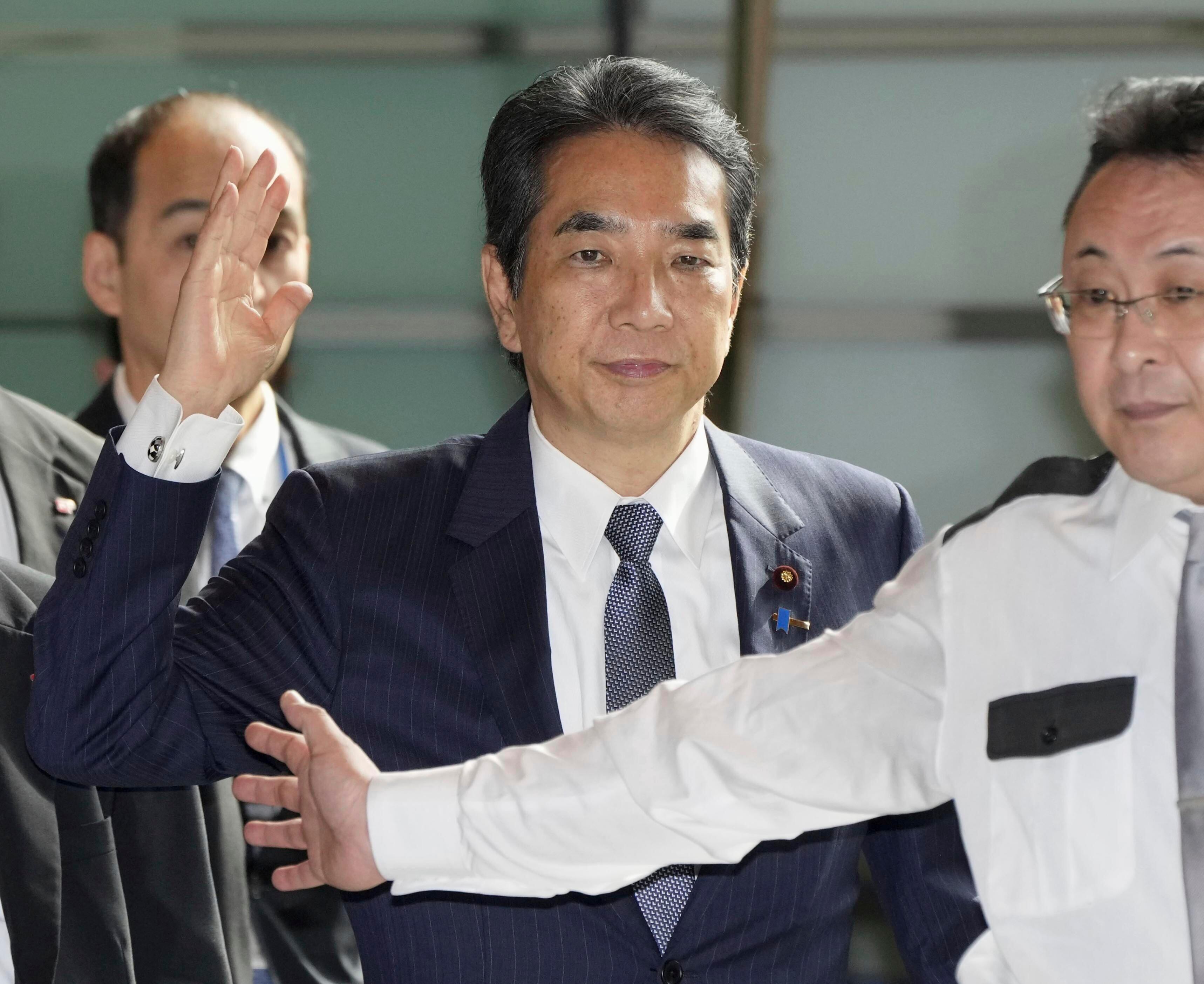 El ministro de Agricultura de Japón, Taku Eto, en el centro, llega a la oficina del primer ministro en Tokio el miércoles 21 de mayo de 2025. (Kyodo News vía AP). (Kyodo News via AP)