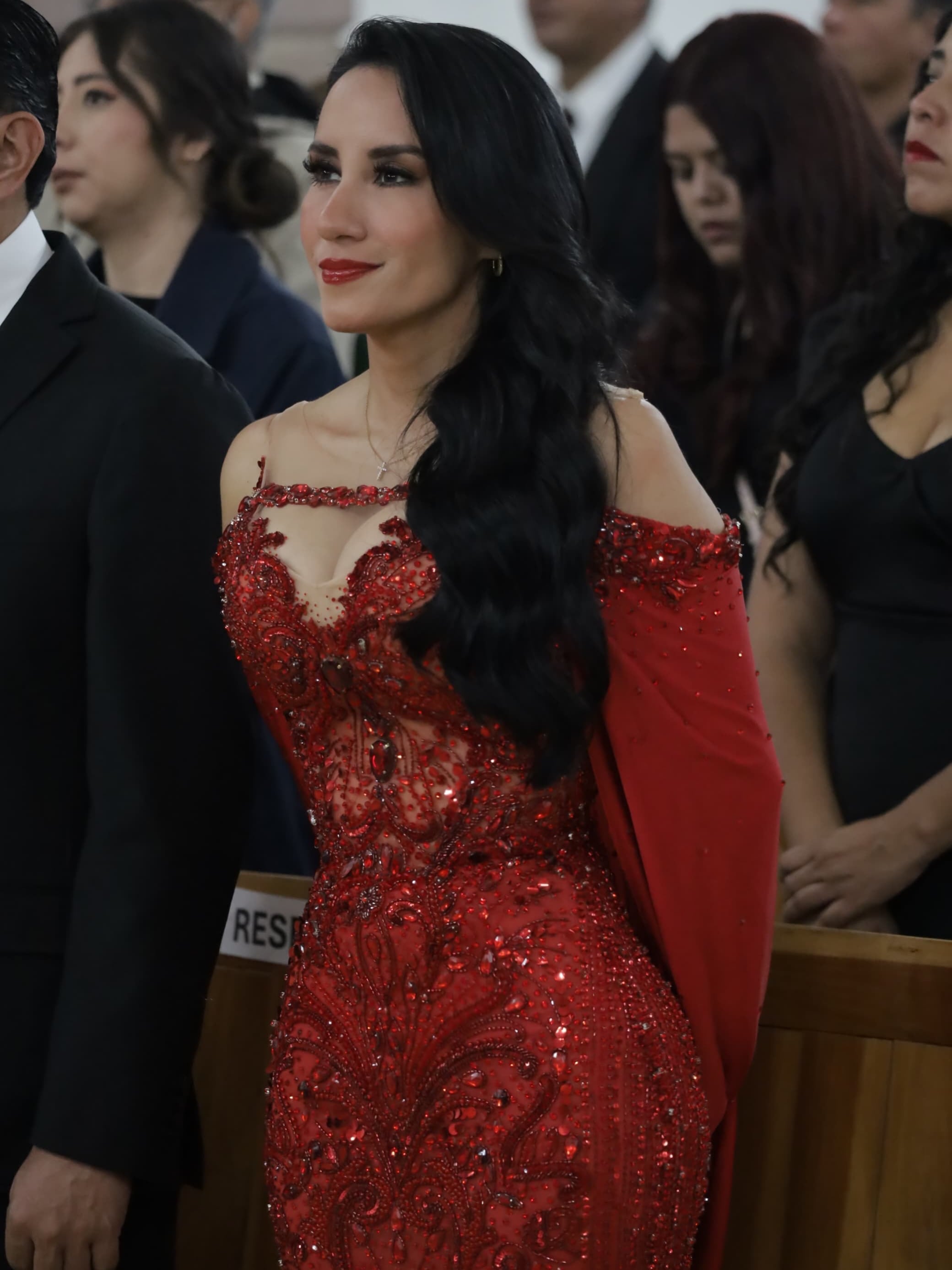 La alcaldesa asegura que no utilizó recursos públicos del Ayuntamiento para el vestido con pedrería, cristales, corsé, escote en V, falda recta y capa amplia. (Instagram/ @dramichellenunez)