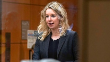 Elizabeth Holmes, condenada por el fraude millonario con análisis de sangre de Theranos, pasará a una casa de transición en 2027