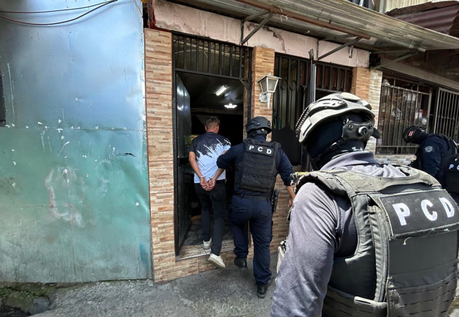 La Policía de Control de Drogas ejecutó 11 allanamientos en la comunidad de María Reina, en Hatillo, donde fueron detenidos ocho presuntos integrantes de una red dedicada al narcomenudeo. Crédito: MSP