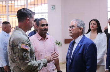 El ministro de Salud, Fernando Boyd Galindo, a la derecha, conversa con un miembro del personal del Comando Sur del programa “Juntos por la Salud”. (Minsa)