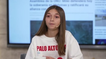 Tiene 11 años, aprendió a coser en la escuela y presentó su colección de alta costura en Argentina Fashion Week