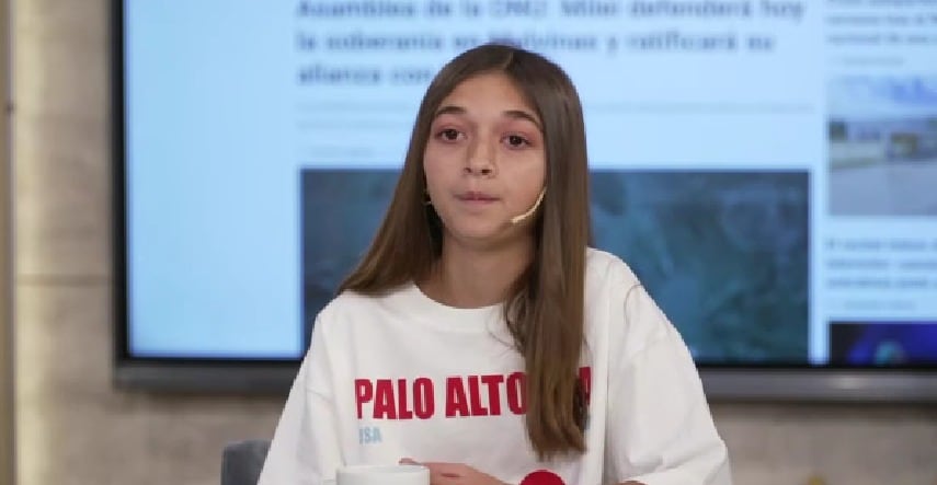 La formación de Lola incluyó técnicas de moldería, confección a máquina y pintura sobre tela en un instituto adaptado a su edad (captura de video)
