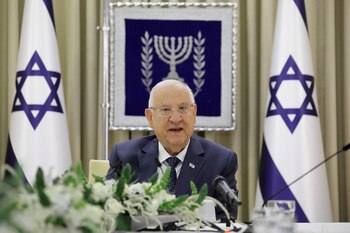 El presidente israelí, Reuven Rivlin, habla durante las consultas con representantes del partido sobre quién podría formar el próximo gobierno de coalición, en la residencia del presidente en Jerusalén el 5 de abril de 2021. REUTERS / Amir Cohen / Pool