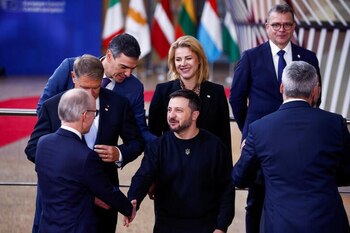 Varios líderes de la Unión Europea saludan al presidente ucraniano, Volodímir Zelenski, durante una cumbre en Bruselas, Bélgica. (REUTERS/Johanna Geron)