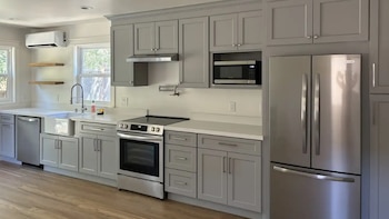 Adiós a los muebles debajo de la encimera de la cocina: esta es la nueva tendencia que ayuda a ganar espacio